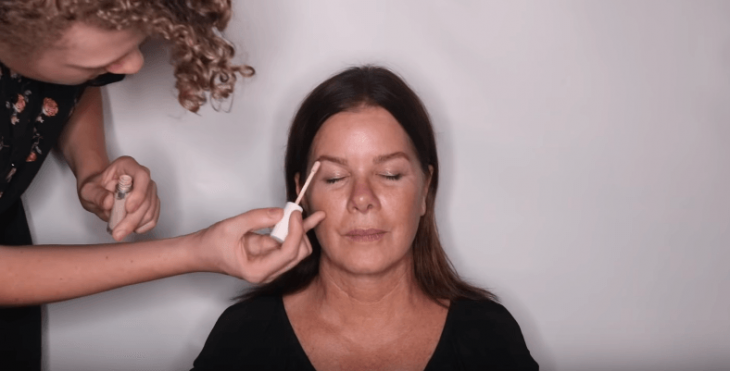 Screenshot ihres Make-Up-Tutorials mit Sohn Hudson Sheel | Quelle: YouTube / Hudson Scheel 