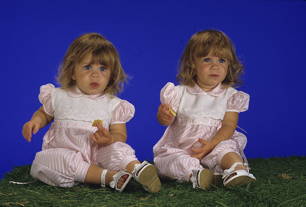 Die Olsen-Zwillinge in Kleidern bei einem Fotoshooting | Foto: Getty Images