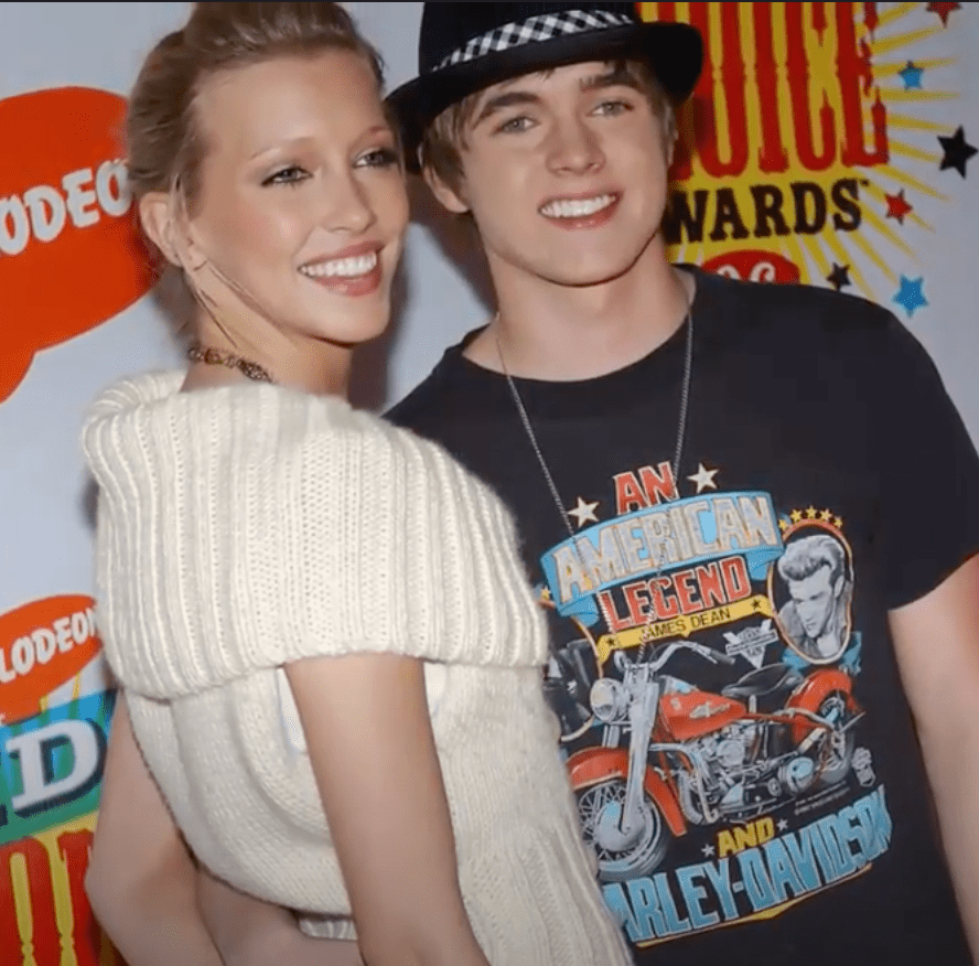 Image Source: Youtube/Celebs|Katie and Jesse at the Teen's Choice Awards