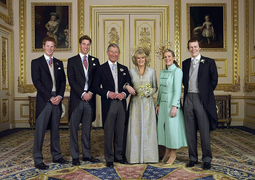Harry, William, Charles, Camilla, Laura y Tom en la boda de el príncipe y la duquesa en 2005.| Foto: Getty Images