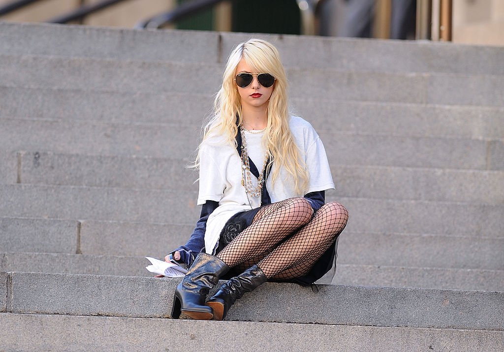 Image Credit: Getty Images / Taylor Momsen filming on location for "Gossip Girl" on the streets of Manhattan on September 14, 2009 in New York City.