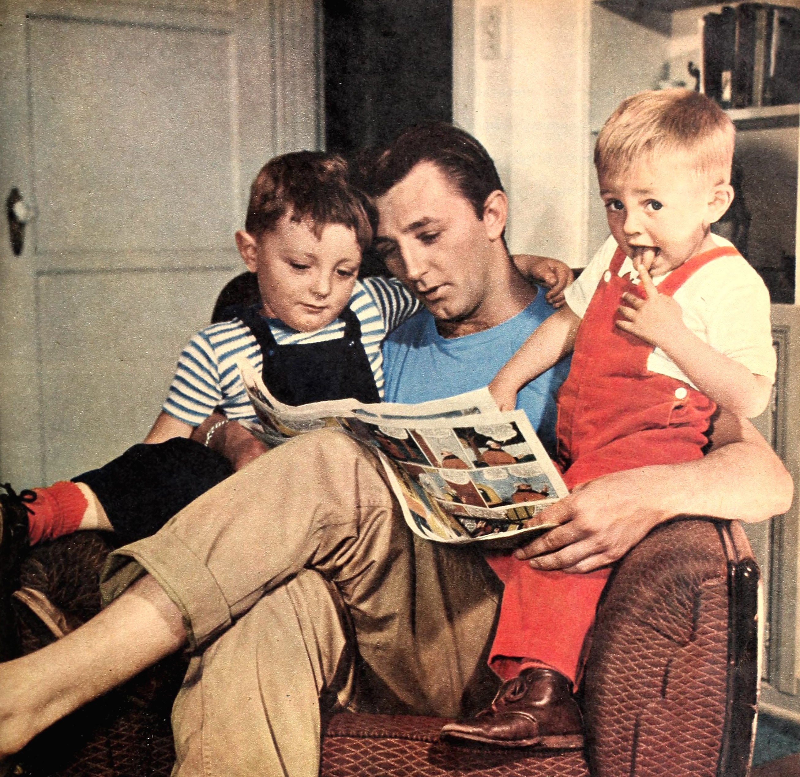 Image Source: Wikimedia Commons/Robert Mitchum and his sons