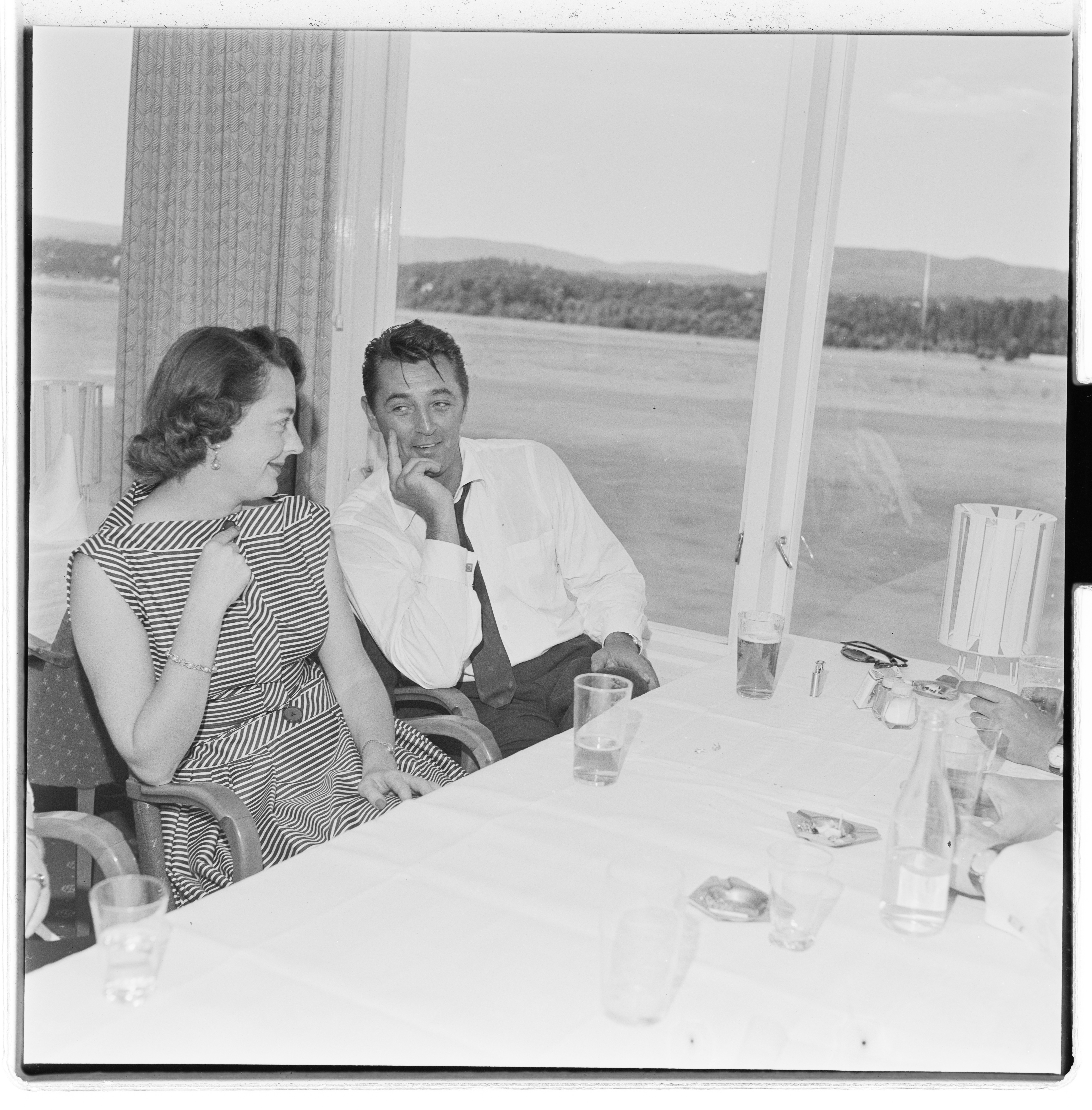Image Source: Wikimedia Commons/Dorothy and Robert Mitchum (1955)