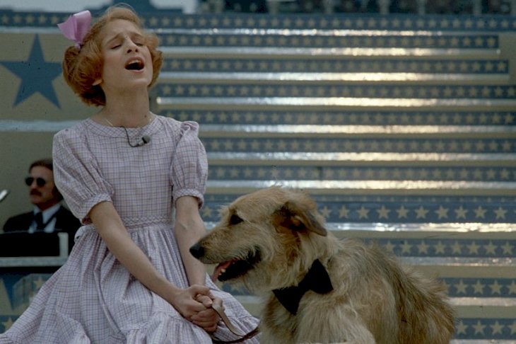 Image Credits: Getty Images / Lynn Goldsmith / Corbis / VCG | Actress Sarah Jessica Parker performs a scene with a dog in the musical Annie. Image Credits: Getty Images / Lynn Goldsmith / Corbis / VCG | Actress Sarah Jessica Parker performs a scene with a dog in the musical Annie.