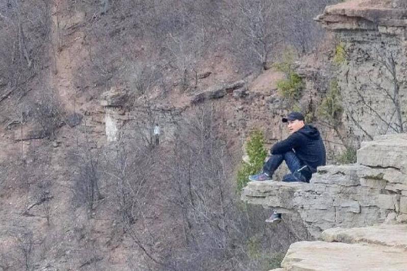 Woman Discovered Something Queer From Her Hiking Photos
