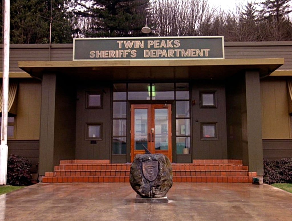 Image Credits: Getty Images / CBS Photo Archive | Exterior shot showing the facade of the Twin Peaks' sheriff's building, from the pilot episode of the hit television show 'Twin Peaks', 1990.