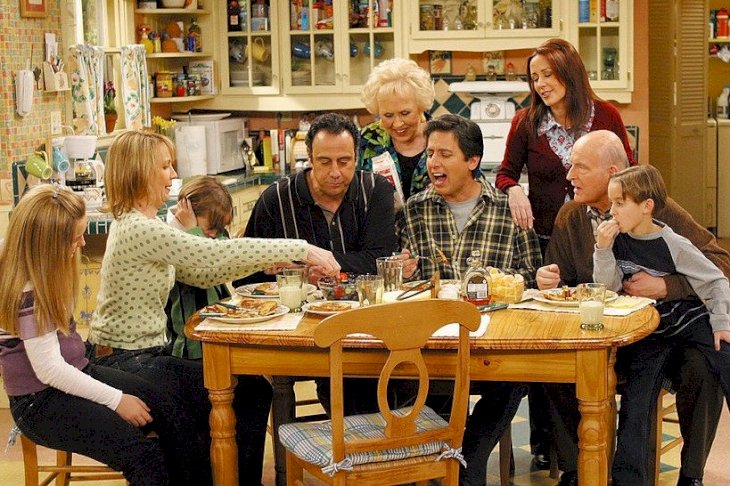 Image Credits: Getty Images / EVERYBODY LOVES RAYMOND. From left to right: Madlyin Sweeten, Monica Horan, Sawyer Sweeten, Brad Garrett, Doris Roberts, Ray Romano, Patricial Heaton, Peter Boyle, Sullivan Sweeten.