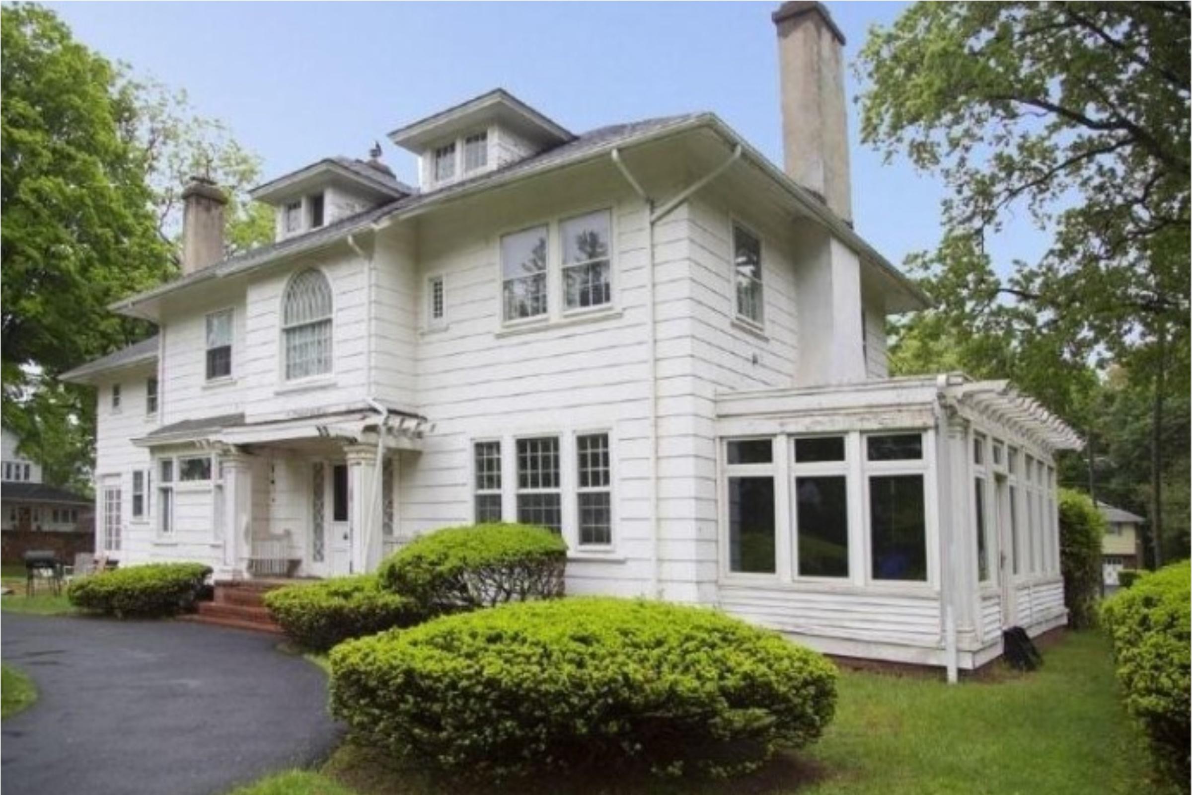 A Mansion Is On The Market For $10, And No One Wants To Buy It: The Future Owner Must Relocate The House