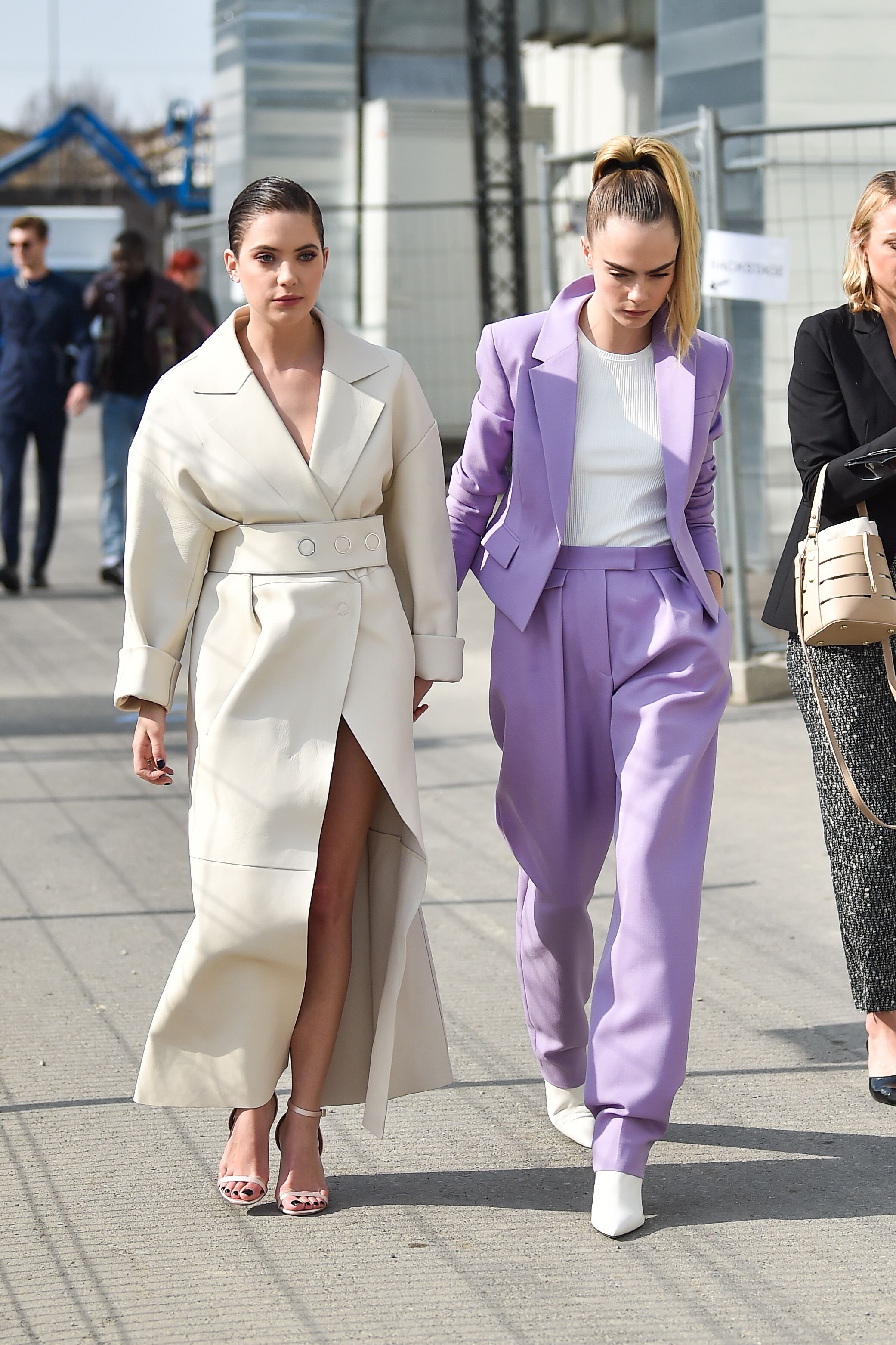 Cara Delevigne Ashley Benson attends the Boss fashion show / Getty Images
