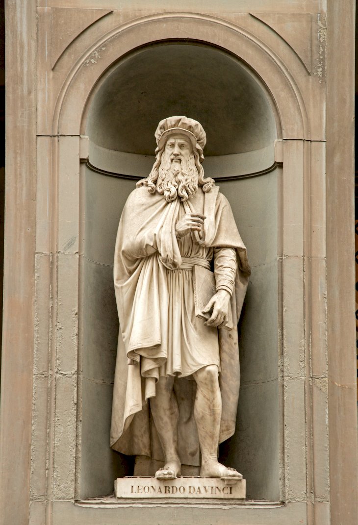 Image Credit: Wikimedia Commons/Public Domain | Statue of Da Vinci in Florence