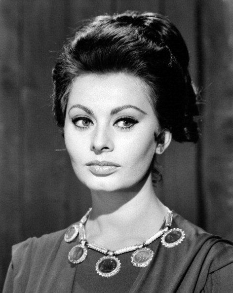 Image Source: Wikimedia Commons|Sophia Loren durante as gravações do filme "A Queda do Império Romano". Image Source: Wikimedia Commons|Sophia Loren durante as gravações do filme "A Queda do Império Romano".