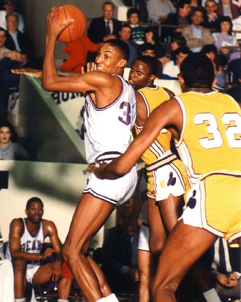 Image Credits: Getty Images / Collegiate Images | Scottie Pippen #33 of the Central Arkansas Bears looks to pass during an NCAA game circa 1987 in Conway, Arkansas.