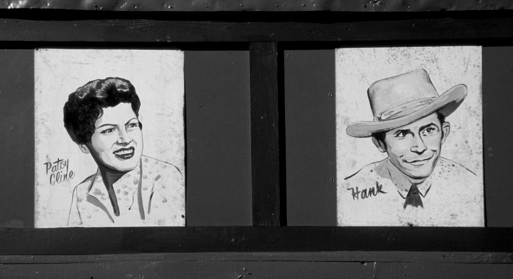 Image Credit: Getty Images / Painting of country music singers Patsy Cline and Hank Williams Sr. in Nashville, Tennessee, in 2001.
