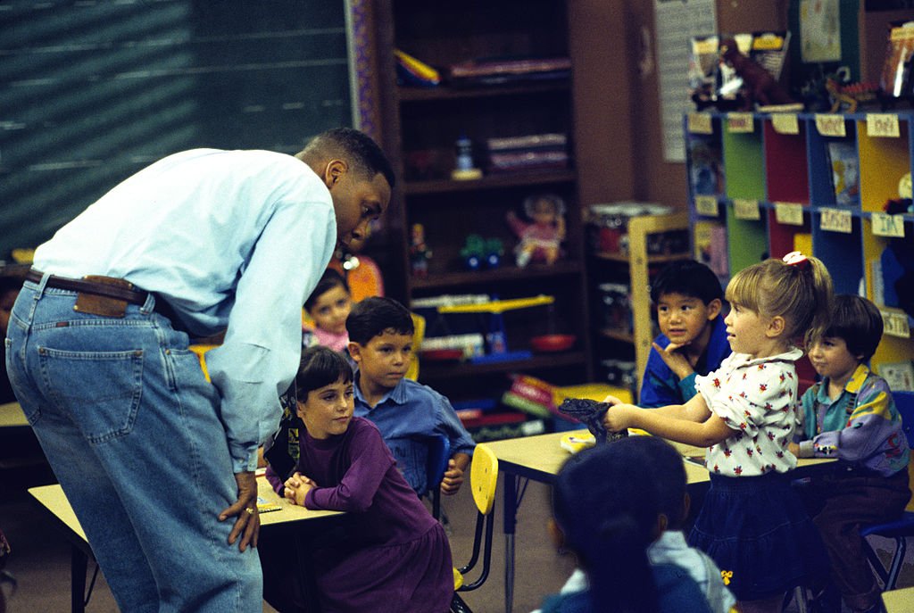 Image Credits: Getty Images / Walt Disney Television | Mark Curry (as Mr. Cooper) with guest stars Ashley/Mary-Kate Olsen (as Michelle Tanner) star in the T.V series "Hanging with Mr. Cooper." A single high school teacher and basketball coach living in Oakland, California. Image Credits: Getty Images / Walt Disney Television | Mark Curry (as Mr. Cooper) with guest stars Ashley/Mary-Kate Olsen (as Michelle Tanner) star in the T.V series "Hanging with Mr. Cooper." A single high school teacher and basketball coach living in Oakland, California.