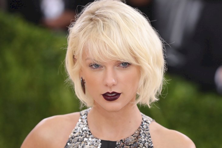 Image Credits: Getty Images / Neilson Barnard | Taylor Swift attends the "Manus x Machina: Fashion In An Age Of Technology" Costume Institute Gala at Metropolitan Museum of Art on May 2, 2016 in New York City.